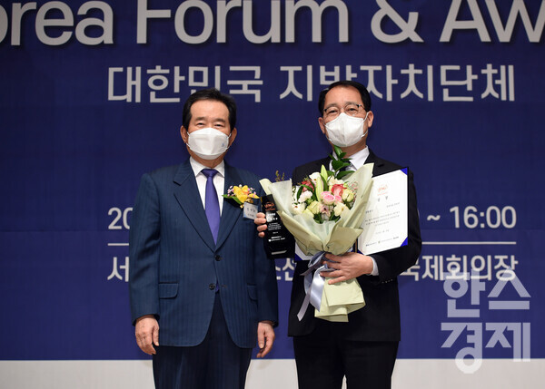 18일 오후 서울 중구 프레스센터 국제회의장에서 진행된 '2022 지방자치단체 ESG Korea Awards & 포럼'에서 옥천군 권영주 부군수(오른쪽)가 종합대상을 수상하고 있다. 시상자는 정세균 전 국무총리. / 사진=임민환 기자 limm@sporbiz.co.kr