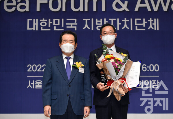 18일 오후 서울 중구 프레스센터 국제회의장에서 진행된 '2022 지방자치단체 ESG Korea Awards & 포럼'에서 해남군 명현관 군수(오른쪽)가 종합대상을 수상하고 있다. 시상자는 정세균 전 국무총리. / 사진=임민환 기자 limm@sporbiz.co.kr