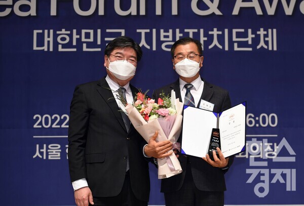18일 오후 서울 중구 프레스센터 국제회의장에서 진행된 '2022 지방자치단체 ESG Korea Awards & 포럼'에서 전남 구례군 김태곤 기획예산실장(오른쪽)이 사회부문 최우수상을 수상하고 있다. 시상자는 김용진 국민연금공단 이사장.