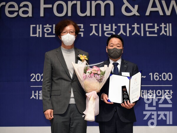 18일 오후 서울 중구 프레스센터 국제회의장에서 진행된 '2022 지방자치단체 ESG Korea Awards & 포럼'에서 서산시 박노수 자치행정국장(오른쪽)이 환경혁신 부문 특별상을 수상하고 있다. 시상자는 서울대 조경진 환경대학원장.