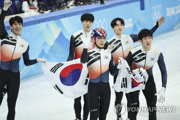 한국 남자 쇼트트랙 대표팀이 16일 중국 베이징 캐피털 실내 경기장에서 열린 2022 베이징 동계올림픽 쇼트트랙 남자 5000m 계주 결선에서 2위로 결승선을 통과하며 은메달을 확정한 뒤 태극기를 들고 인사하고 있다. /연합뉴스