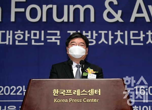 김용진 국민연금공단 이사장이 18일 오후 서울 중구 프레스센터 국제회의장에서 진행된 ‘제1회 지방자치단체 ESG Korea Awards & 포럼(지자체ESG KAF)'에 참석해 축사를 하고 있다. /임민환 기자