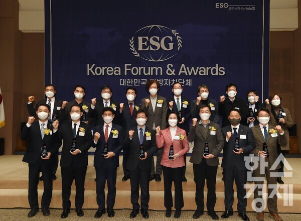 18일 오후 서울 중구 프레스센터 국제회의장에서 진행된 '2022 지방자치단체 ESG Korea Awards & 포럼'에서 수상한 전체 참석자들이 기념촬영하고 있다.