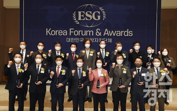  18일 오후 서울 중구 프레스센터 국제회의장에서 진행된 '2022 지방자치단체 ESG Korea Awards & 포럼'에서 수상한 전체 참석자들이 기념촬영하고 있다./임민환 기자.