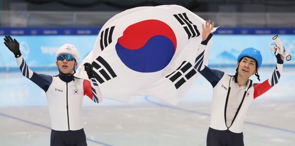 정재원(왼쪽)과 이승훈은 매스스타트에서 나란히 은메달과 동메달을 땄다. /연합뉴스