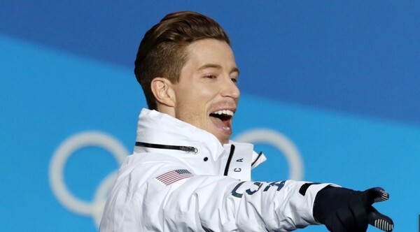 '스노보드 황제' 숀 화이트는 이번 대회를 마지막으로 은퇴를 선언했다. 2018년 12월 14일 2018 평창 동계올림픽 하프파이프에서 우승을 차지한 숀 화이트가 시상식에서 기뻐하고 있다. /연합뉴스