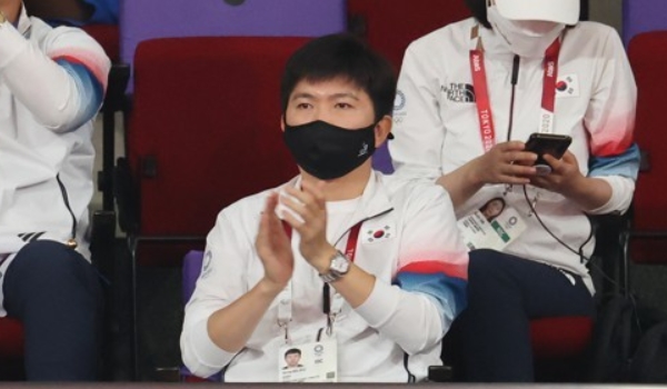 유승민 대한탁구협회 회장은의 IOC 선수위원회 부위원장 임기는 2024년까지다. 2021년 8월 1일 도쿄올림픽 탁구 남자 단체전에서 유승민이 한국 장우진을 응원하고 있다. /연합뉴스