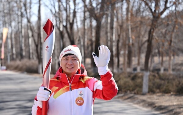 유승민 대한탁구협회 회장은 IOC 선수위원회 부위원장에 재선출됐다. 유 회장이 2022 베이징 동계올림픽 개막에 앞서 성화 봉송하고 있다. /연합뉴스