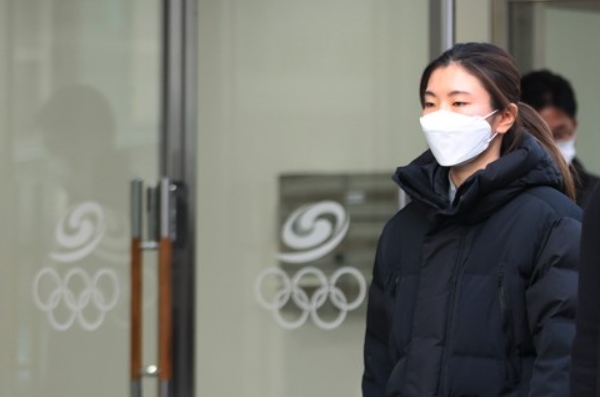 징계 기간이 끝난 심석희는 대표팀에 돌아왔다. 2021년 12월 21일 대한빙상경기연맹에서 열린 스포츠공정위원회에 심석희가 출석한 뒤 건물을 나서고 있다. /연합뉴스