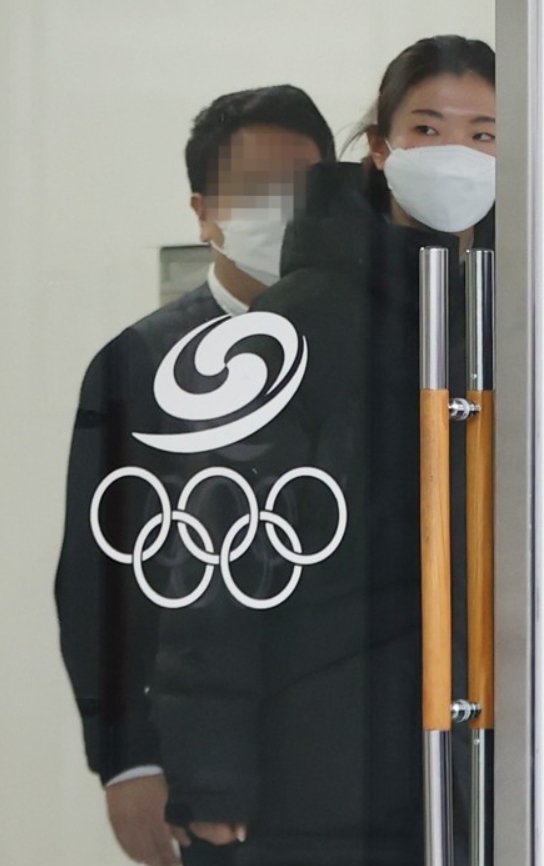 심석희는 28일부터 서울 태릉 빙상장에서 시작하는 대표팀 훈련에 참여할 예정이다. 2021년 12월 21일 대한빙상경기연맹에서 열린 스포츠공정위원회에 심석희가 상황을 지켜보고 있다. /연합뉴스