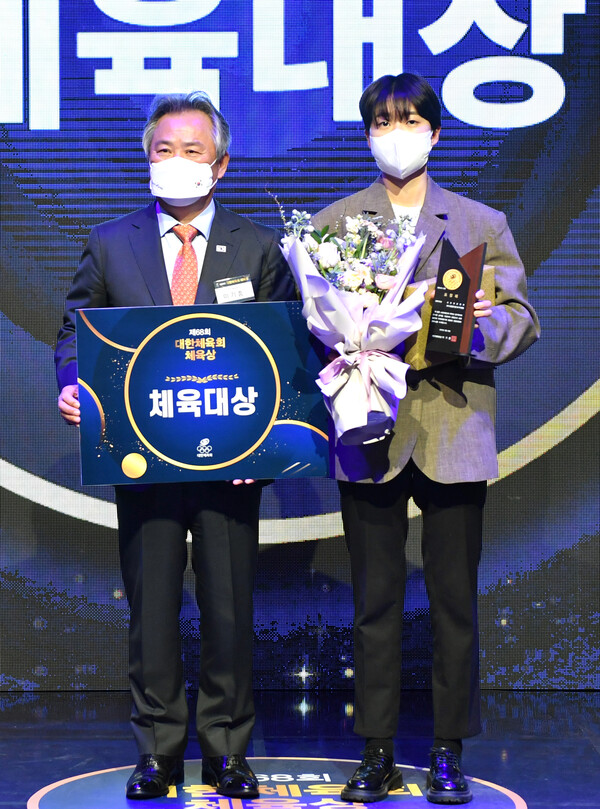 안산(오른쪽)이 양궁대표팀을 대신해 대한체육회체육상을 수상했다. /대한체육회 제공