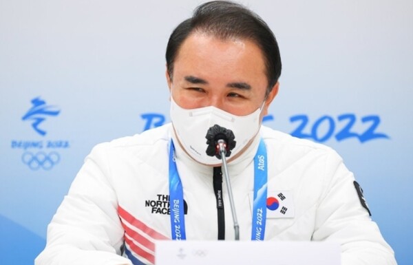 윤홍근 베이징 동계올림픽 선수단장 겸 대한빙상경기연맹 회장이 기자회견을 하고 있다. /연합뉴스