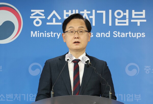 강성천 중소벤처기업부 차관이 2일 오후 세종시 정부세종청사에서 손실보상심의위원회에서 확정된 2021년 4분기 손실보상금 지급계획의 구체적 내용을 설명하고 있다. / 연합뉴스