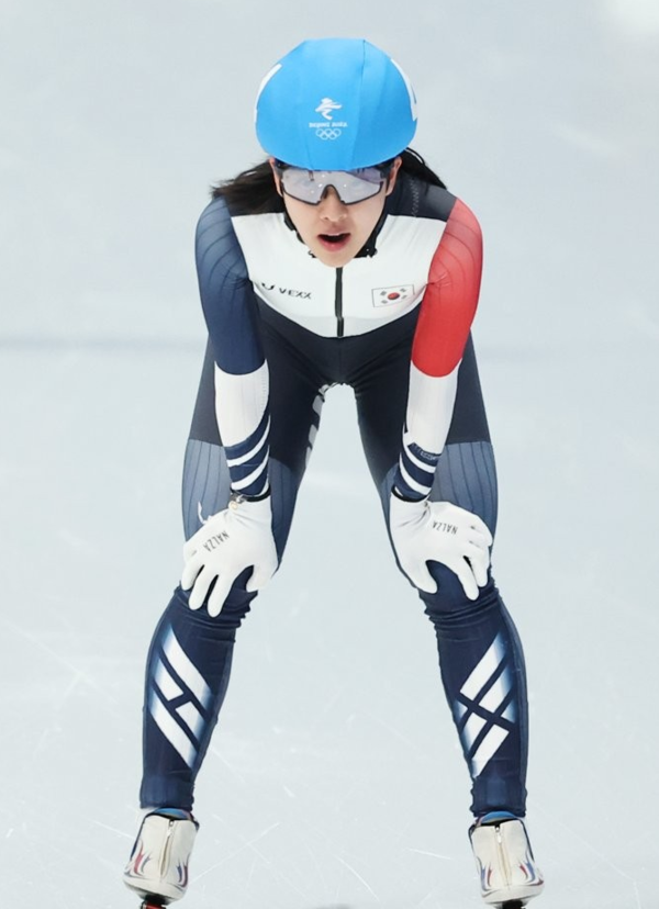김보름이 19일 중국 베이징 국립 스피드스케이팅 경기장(오벌)에서 열린 2022 베이징 동계올림픽 스피드스케이팅 여자 매스스타트 결승에서 5위로 결승선을 지난 뒤 무릎을 잡고 링크를 돌고 있다. /연합뉴스