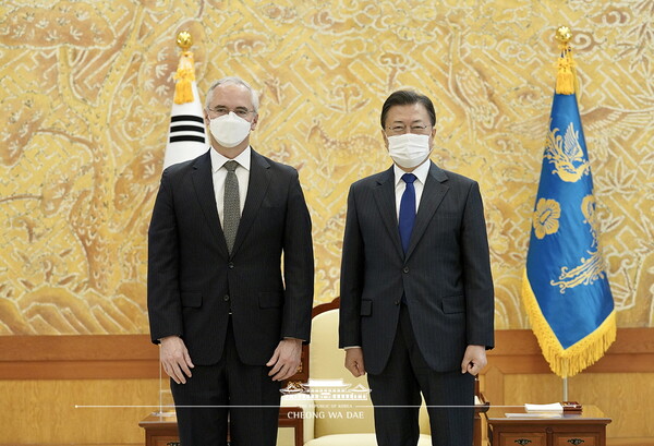 문재인 대통령이 지난해 11월 16일 리처드 해쳇 감염병혁신연합(CEPI) 대표를 접견하고 기념촬영을 하고 있다. / 청와대 제공