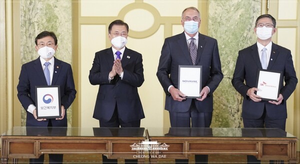 문재인 대통령이 지난해 5월 22일(현지시각) 미국 워싱턴D.C.에서 열린 한-미 백신기업 파트너십 행사에 참석한 모습. 이날 행사에서는 삼성바이오로직스와 모더나간 백신 위탁생산 계약이 체결됐다. / 청와대 제공