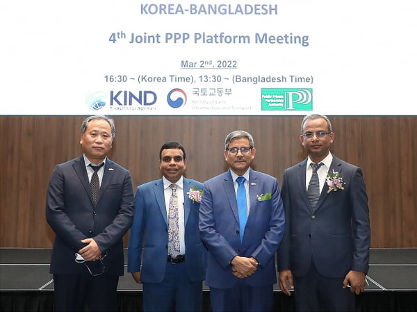왼쪽부터 임종대 GS건설 D.Energy솔루션 담당, 아불 바샤르 방글라데시 PPPA 부청장, 카우사르아미르 알리 방글라데시 다카배전공사 사장, 나즈물아베딘 방글라데시 전력청 국장이 기념촬영을 하고 있다. /GS건설 제공