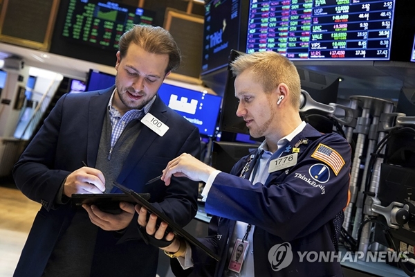 미국과 유럽 증시가 하락 마감했다. / 연합뉴스