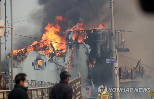 5일 오후 강원 동해시 묵호동 일대 건물로 산불이 옮겨붙어 불길이 치솟고 있다. /연합뉴스