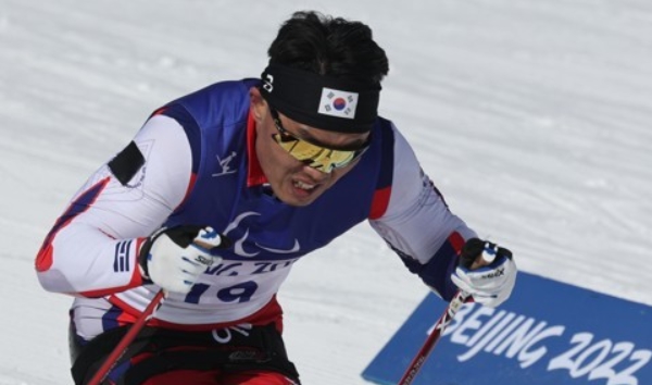 신의현은 2022 베이징동계패럴림픽 크로스컨트리 스키 남자 좌식 18km 종목에서 메달 획득에 실패했다. /연합뉴스