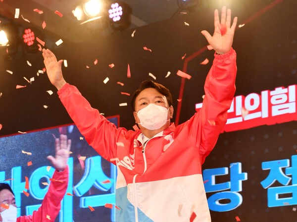 윤석열 당선인이 지난해 11월 5일 서울 용산구 효창동 백범김구기념관에서 열린 제2차 전당대회에서 승리한 뒤 환호하고 있다. /연합뉴스