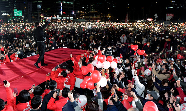 윤석열 당선인이 8일 서울광장에서  마지막 유세를 하며 지지를 호소하고 있다. /연합뉴스