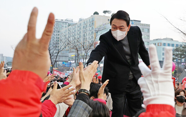 윤석열 당선인이 8일 오후 대전 노은역 앞 유세 현장에서 지지를 호소하고 있다. /연합뉴스