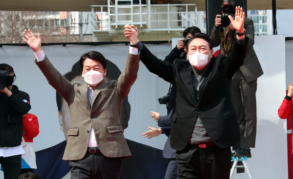 윤석열(오른쪽) 당선인이  지난 8일 오후 부산 연제구 온천천 앞 유세 현장에서 안철수 국민의당 대표와 함께 지지를 호소하고 있다. /연합뉴스