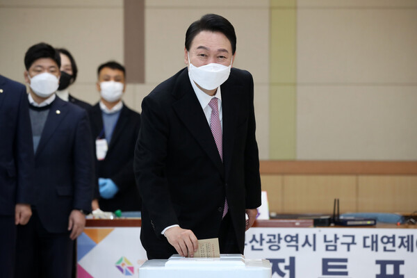  윤석열(오른쪽) 당선인이 4일 부산 남구 대연동 부산남구청에 마련된 사전투표소를 찾아 투표하고 있디. /한국일보 DB