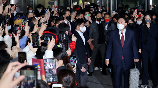 윤석열 당선인이 10일 오전 서울 서초구 자택을 나서고 있다. /연합뉴스