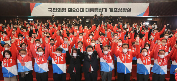 윤석열(앞줄 왼쪽 6번째) 당선인이 10일 오전 서울 여의도 국회도서관에 마련된 '국민의힘 제 20대 대통령선거 개표상황실'을 찾아 당지도부와 환호하고 있다. /연합뉴스