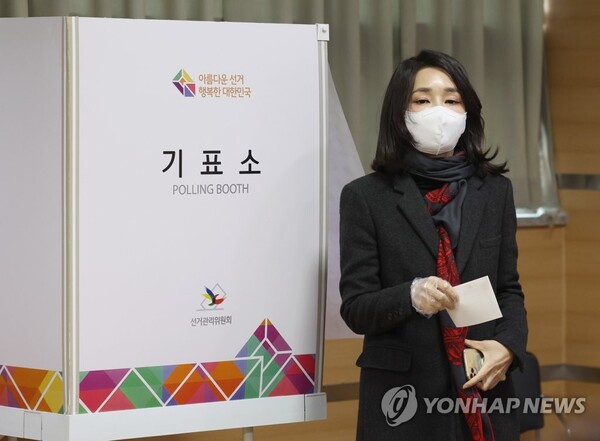 윤석열 당선인의 부인 김건희 씨가 4일 서울 서초구 서초1동 주민센터에 마련된 제20대 대선 사전투표소에서 투표를 하고 있다. /연합뉴스