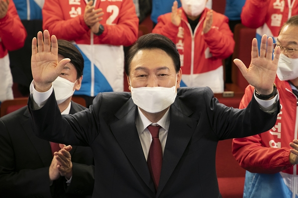 윤석열 제20대 대통령 당선인이 10일 새벽 서울 여의도 국회도서관에 마련된 개표상황실에서 인사하고 있다. /사진=연합뉴스