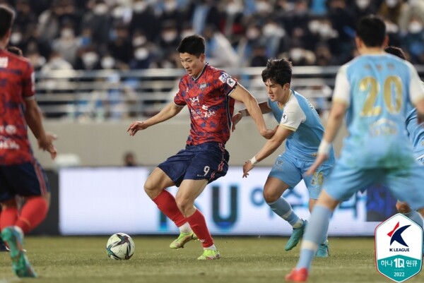 조규성은 벤투호 합류 이후 한층 더 성장했다. 2일 대구FC와 경기에서 조규성(가운데)이 공을 잡고 있다. /한국프로축구연맹 제공