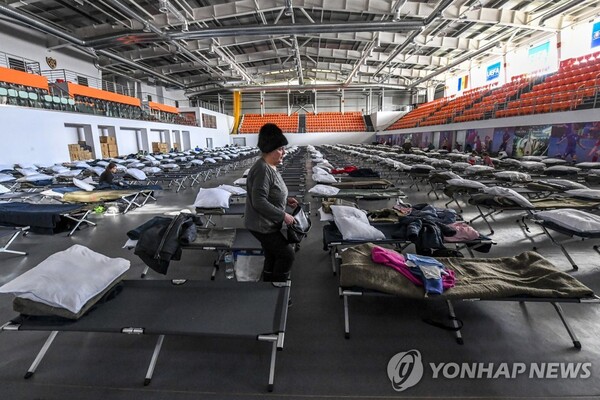 러시아의 침공을 피하기 위해 우크라이나 난민이 인근 국가로 피신하고 있다. /연합뉴스