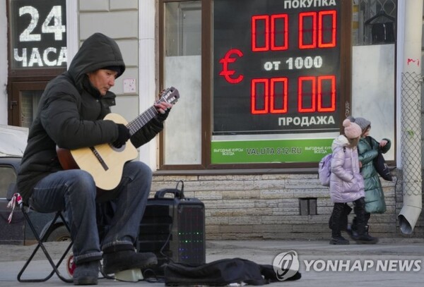 루블화와 유로화 환율 게시 중단한 러시아 환전소. / 연합뉴스