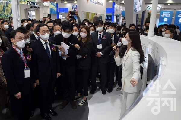 문승욱(왼쪽 두번째) 산업통상자원부 장관이 17일 오전 서울 강남구 코엑스에서 열린 2022 인터배터리 LG에너지솔루션 부스를 찾아 이방수(왼쪽 첫번째) LG에너지솔루션 사장과 함께 LG에너지솔루션의 배터리 소재를 살펴보고 있다. /사진=김근현 기자