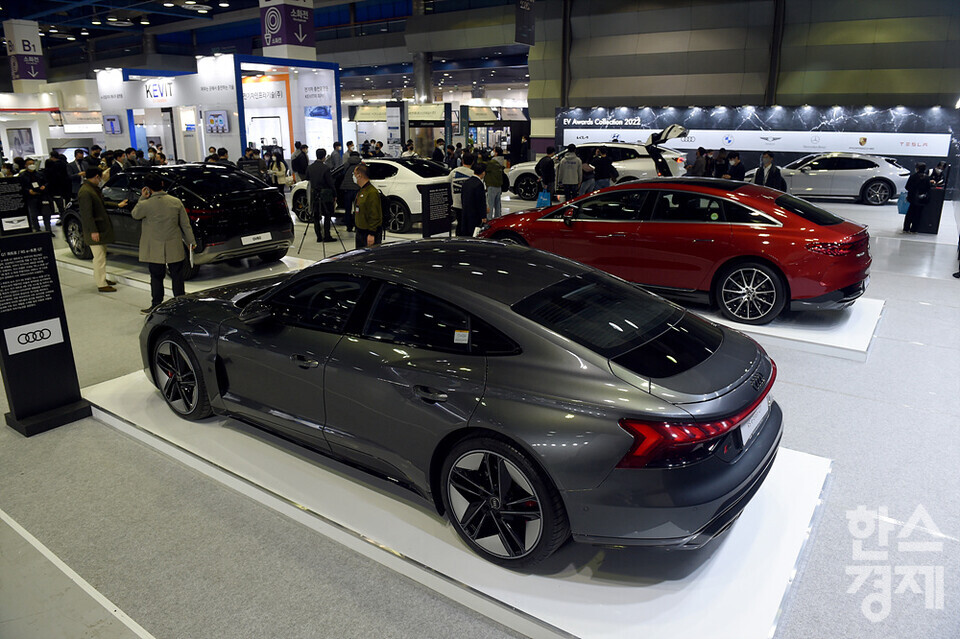 시민들이 17일 오전 서울 강남구 코엑스에서 열린 xEV TREND KOREA 2022 행사에서 전세계에서 생산되는 전기차들을 둘러보고 있다. /김근현 기자