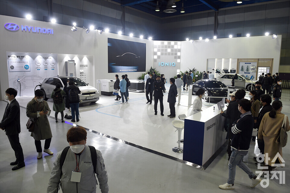 시민들이 17일 오전 서울 강남구 코엑스에서 열린 xEV TREND KOREA 2022 행사에서 현대자동차 부스를 찾아 전기차들을 둘러보고 있다. /김근현 기자
