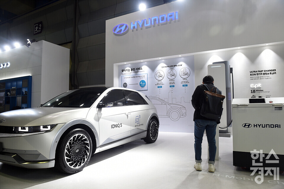 한 시민이 17일 오전 서울 강남구 코엑스에서 열린 xEV TREND KOREA 2022 행사에서 현대자동차 부스를 찾아 찾아가는 충전 서비스 시스템을 보고 있다. /김근현 기자