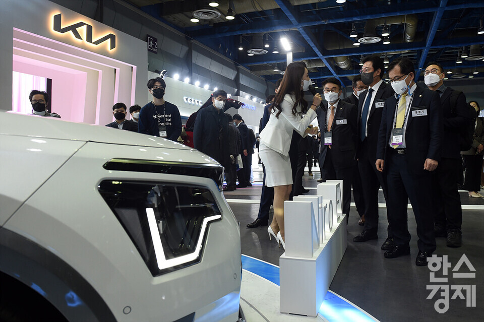 홍정기(오른쪽 두번째) 환경부 차관이 17일 오전 서울 강남구 코엑스에서 열린 xEV TREND KOREA 2022 행사에서 기아자동차 부스를 찾아 올해 새로 출시되는 니로ev차량을 둘러보고 있다. /김근현 기자