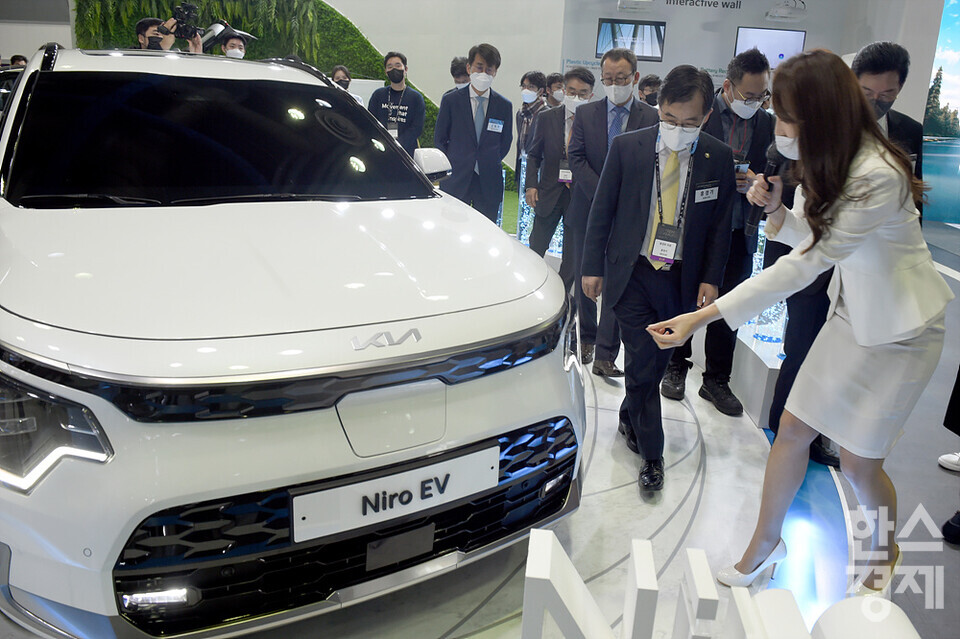 홍정기 환경부 차관이 17일 오전 서울 강남구 코엑스에서 열린 xEV TREND KOREA 2022 행사에서 기아자동차 부스를 찾아 올해 새로 출시되는 니로ev차량을 둘러보고 있다. /김근현 기자