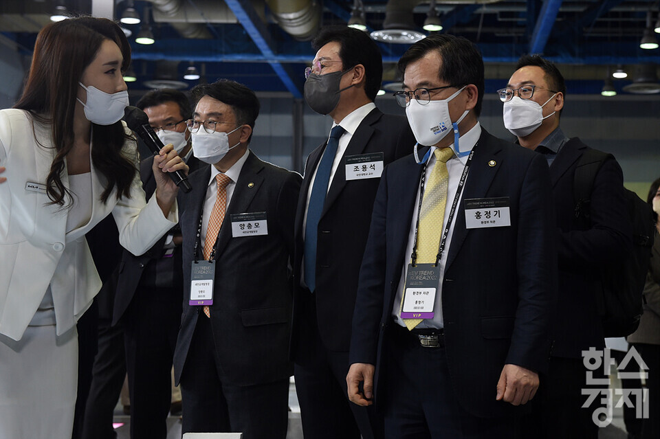 홍정기(오른쪽 두번째) 환경부 차관이 17일 오전 서울 강남구 코엑스에서 열린 xEV TREND KOREA 2022 행사에서 기아자동차 부스를 찾아 올해 새로 출시되는 니로ev차량을 둘러보고 있다. /김근현 기자