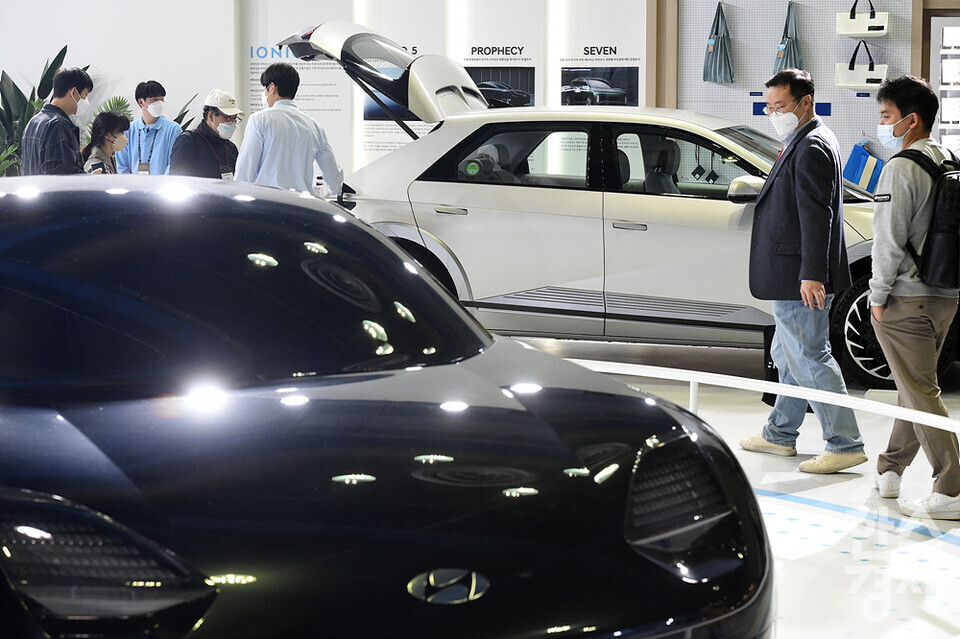 시민들이 17일 오전 서울 강남구 코엑스에서 열린 xEV TREND KOREA 2022 행사에서 현대자동차 부스를 찾아 전기차들을 둘러보고 있다. /김근현 기자