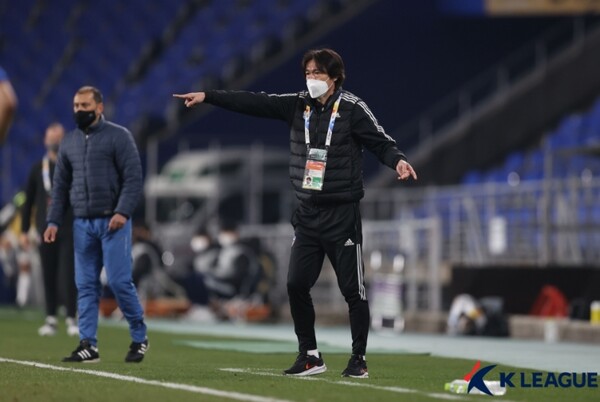 울산 현대에 코로나19 집간 감염이 터지며 포항 스틸러스와 경기는 27일로 연기됐다. 15일 아시아 챔피언스리그 플레이오프 포트FC와 경기에서 홍명보 감독이 지휘하고 있다. /한국프로축구연맹 제공