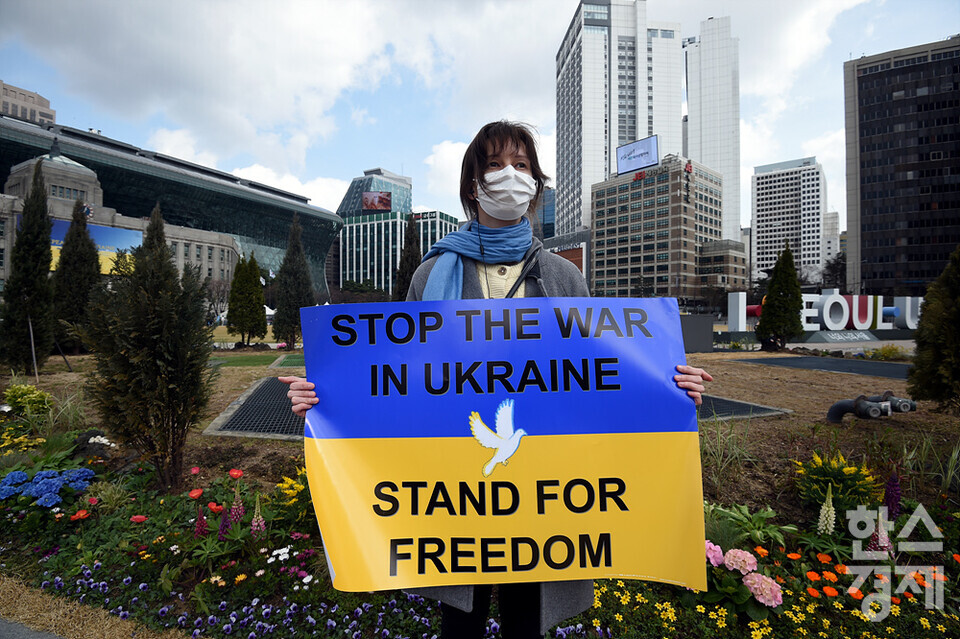 한 러시아인이 20일 오후 서울시청광장에서 우크라이나 전쟁을 반대하는 1인 시위를 하고 있다. /서울시청광장=김근현 기자