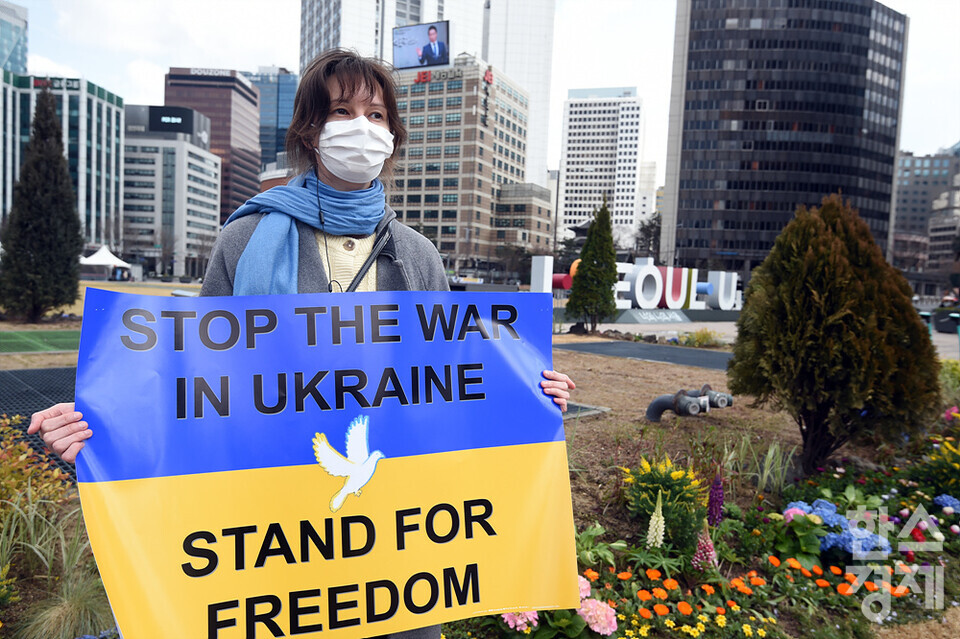 한 러시아인이 20일 오후 서울시청광장에서 우크라이나 전쟁을 반대하는 1인 시위를 하고 있다. /김근현 기자