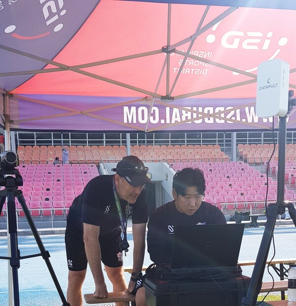 변우진(오른쪽) 7인제 럭비 대표팀 의무 트레이너가 GPS 장비로 측정한 선수들의 데이터를 분석하고 있다. /변우진 트레이너 제공