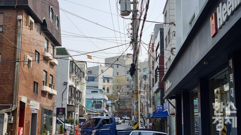 한강로1가 골목길 끝에 국방부 건물이 보이고 있다. / 서동영 기자