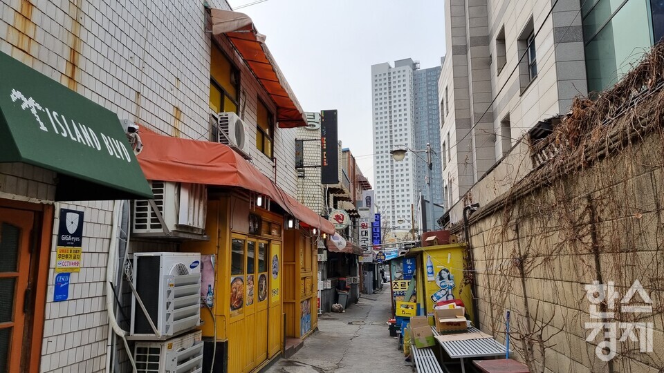 한강로1가 상점들 사이로 36층짜리 용산베르디움 프렌즈가 보이고 있다. / 서동영 기자